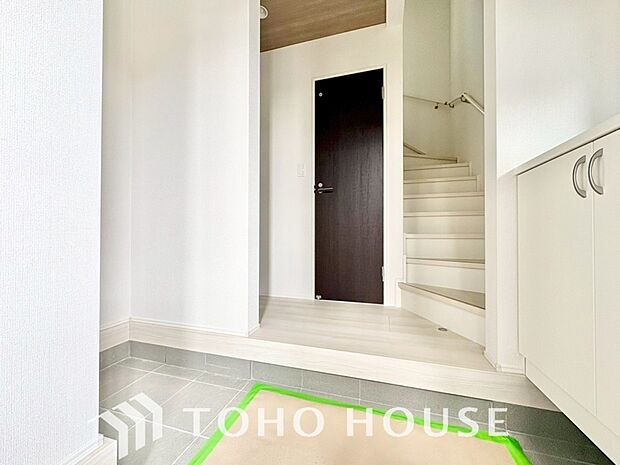 毎日みんなを見送り、そして迎え入れる場所だから。帰りたくなる家をテーマに設計した、自慢の玄関です。