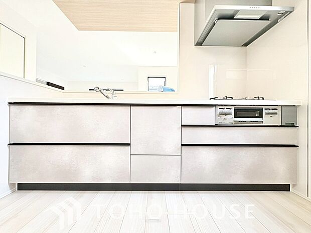 夫婦そろってキッチンに立っても調理がしやすく余裕の広さ。家事をしながら会話も弾みます。