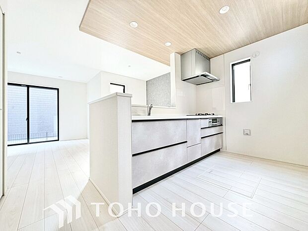 ご家族みんなで調理ができる位のスペースを実現したキッチン空間となっております。