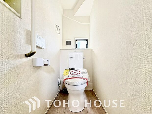 清潔な空間であって頂けますように、目に留まるだけではなく、汚れをふき取り易いフロアと壁紙をチョイス。