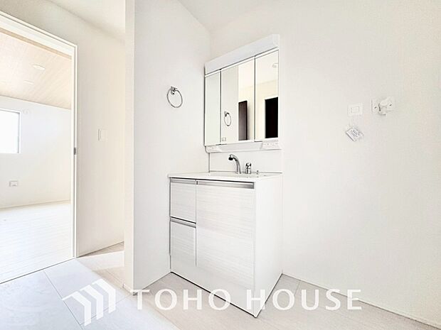 手で洗いたい大切な服など、広く使えると助かる洗面台は汚れの付きにくい形状と素材で造られております。