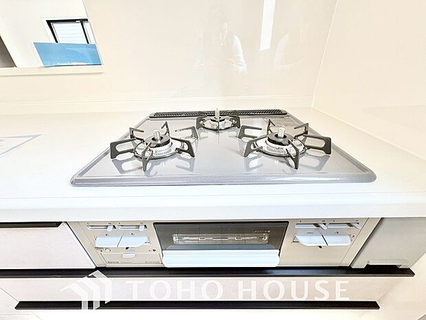 3口コンロは一度に複数のお料理を作ることができるメリットがあります。毎日のキッチンタイムを効率よく。