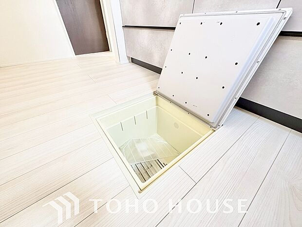 キッチン下部に設けた床下収納。缶詰のストックや非常食、梅酒や味噌などの保存食入れとして利用可です。