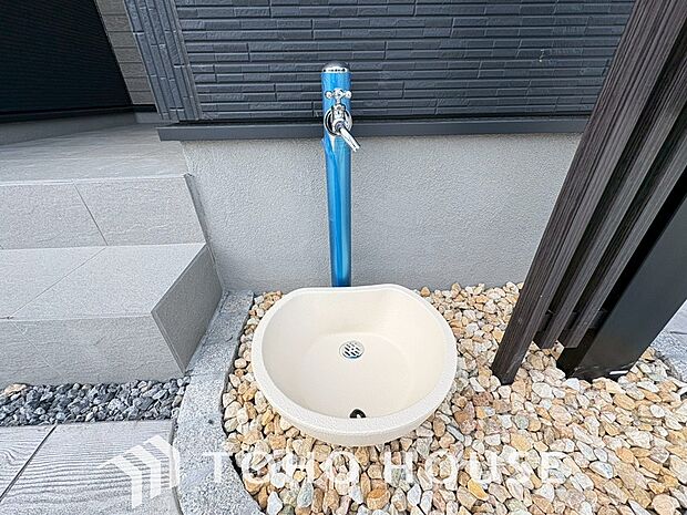 洗車の手入れや外回りのお掃除の際など、あると便利な外の立水栓がございます。