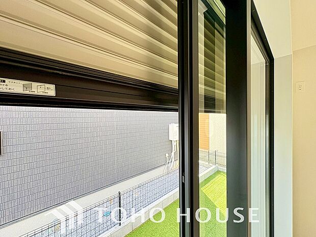 防犯機能のシャッターを完備しております。寒い冬でも中から開閉が可能ですのでラクラク便利。