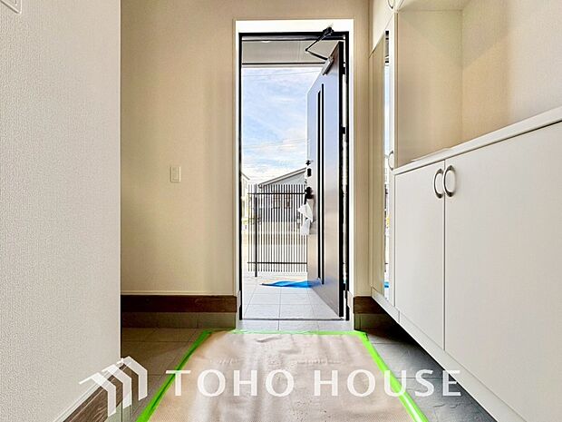 毎日みんなを見送り、そして迎え入れる場所だから。帰りたくなる家をテーマに設計した、自慢の玄関です。