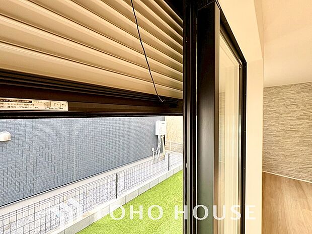 防犯機能のシャッターを完備しております。寒い冬でも中から開閉が可能ですのでラクラク便利。