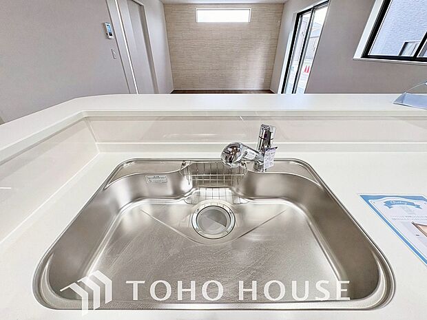 浄水器。ボタンひとつで浄水と原水に切り替えられる浄水器一体型水栓を使用。