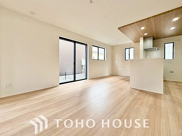 爽やかな通風と採光を存分に感じる事が出来る空間。毎日の暮らしに癒しをもたらす居心地の良いリビング。