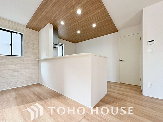 キッチンは、リビングで寛ぐ家族や小さなお子様を見守りながら料理が出来る対面式の温もり設計。