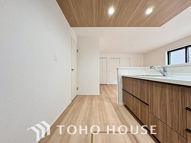 広々としたキッチンスペースで作業ができると、お料理の腕も日に日に上がりそうな気がしてきます。