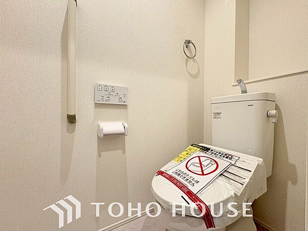 白で統一された清潔感のあるトイレ。もちろん温水洗浄機能付きです。