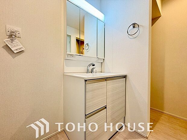 洗面台には三面鏡を採用。鏡の後ろに収納スペースを設ける事により洗面台周りもすっきりします。