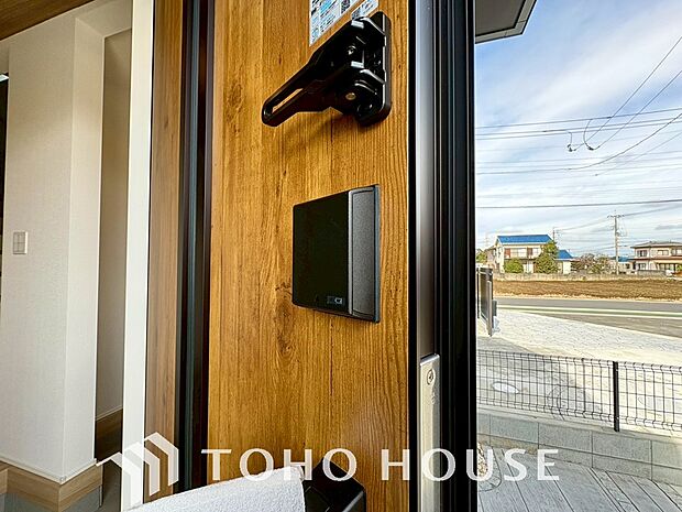 合鍵防止・オートロック設定など防犯性も高く、手がふさがっていても開錠できるスマートキー。