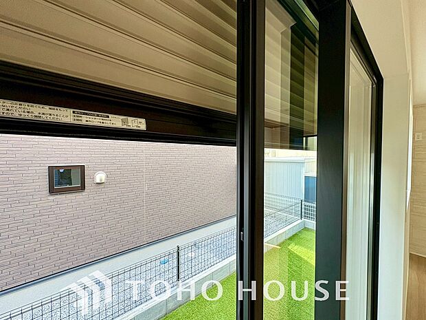 防犯機能のシャッターを完備しております。寒い冬でも中から開閉が可能ですのでラクラク便利。