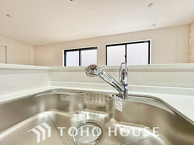 浄水器。ボタンひとつで浄水と原水に切り替えられる浄水器一体型水栓を使用。