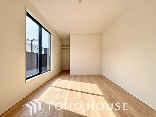 大きくとった窓から快適な光と心地よい風を取り入れます。心と体をゆったりと安らげる寝室。