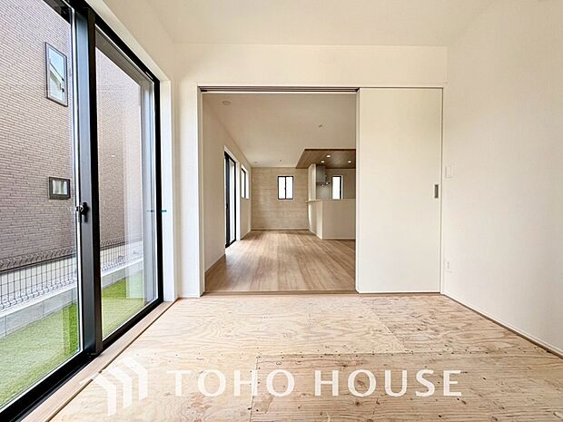 リビングに隣接している収納スペースもある和室はお子さんのお昼寝スペースや客間としていかがでしょうか。