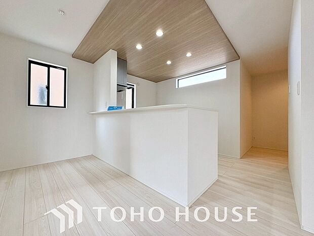 キッチンは、リビングで寛ぐ家族や小さなお子様を見守りながら料理が出来る対面式の温もり設計。