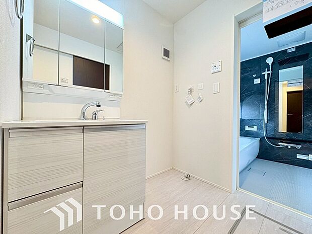 平日の朝であっても、落ち着きとくつろぎを感じられる空間。気持ちよく身だしなみを整えられます。