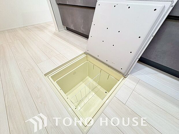 スペースを上手く活用した床下収納はあると何かと便利。食料のストック品はもちろん、掃除用具など。