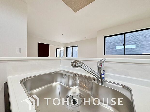 浄水器。ボタンひとつで浄水と原水に切り替えられる浄水器一体型水栓を使用。