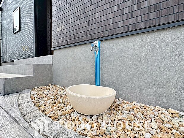 お庭には立水栓がございます。お車やお庭の手入れや、外回りのお掃除の際にあると、便利です。