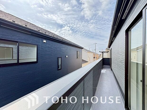 暖かい陽ざしが差込むバルコニーは、晴れた日には、洗濯物が良く乾きます。また、風通しも良好です。