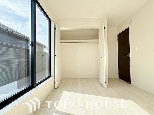 居室にはクローゼットを完備し、自由度の高い家具の配置が叶うシンプルな空間です。