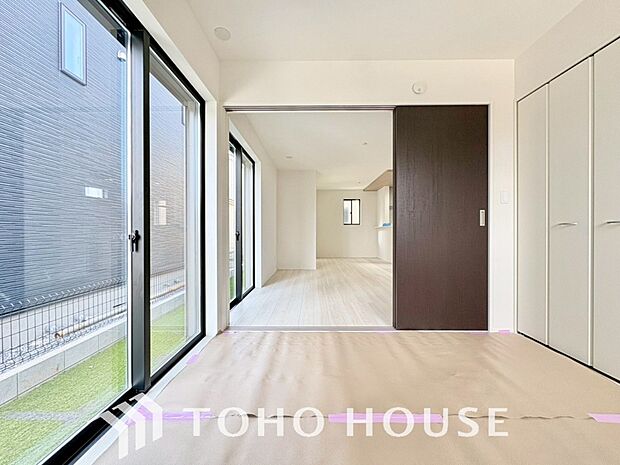 リビングに隣接している収納スペースもある和室はお子さんのお昼寝スペースや客間としていかがでしょうか。