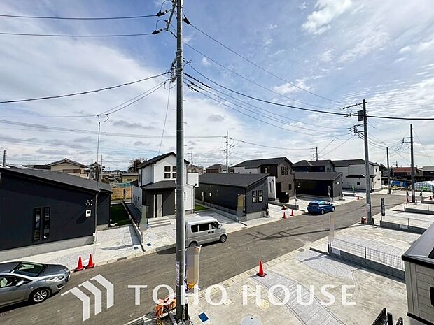 頬をなでる優しい風を感じることが出来るバルコニー。つい深呼吸をしたくなる気持ちの良い眺望です。