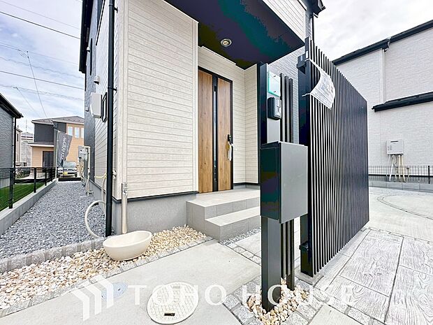 毎日みんなを見送り、そして迎え入れる場所だから。帰りたくなる家をテーマに設計した、自慢の玄関です。