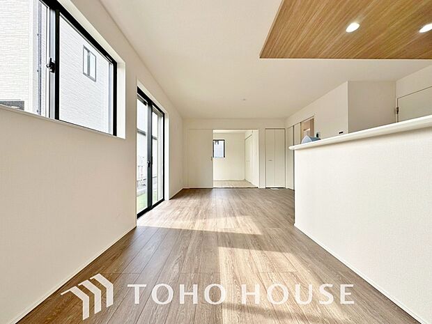 光が注がれる青い空から鮮やかに赤色にゆっくりと染まる。そんな優しい時間がここでは流れてゆく。