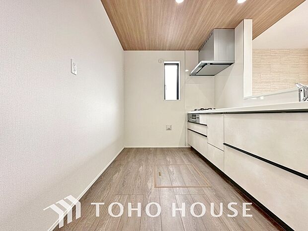 キッチンの収納は、デッドスペースになりやすい箇所を有効活用できる、スライド式収納を採用しました。