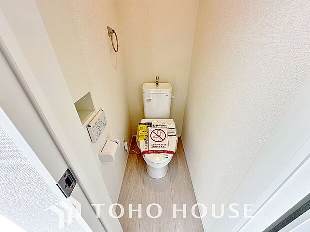 十分な広さと清潔感のあるカラーで纏まったおトイレ。時間に余裕とゆとりを持たせます。