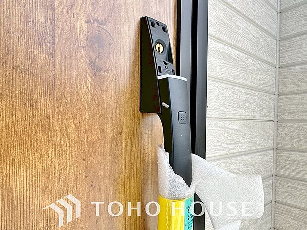 ICチップを用いたカードやボタンなどで玄関扉の鍵の施錠・解錠が出来る設備。