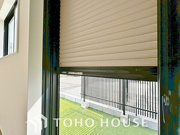 戸建にも防犯機能のシャッターを完備しております。寒い冬でも中から開閉が可能ですのでラクラクな所も便利です。