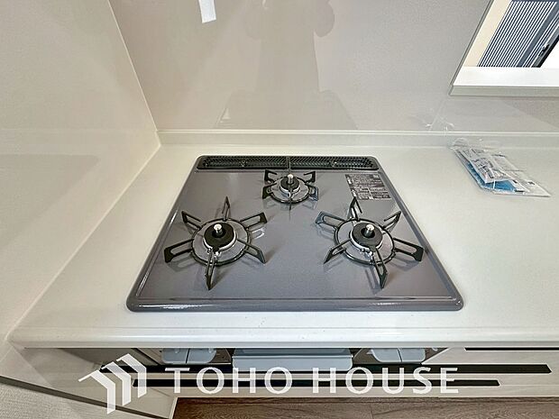 3口コンロは一度に複数のお料理を作ることができるメリットがあります。毎日のキッチンタイムを効率よく。