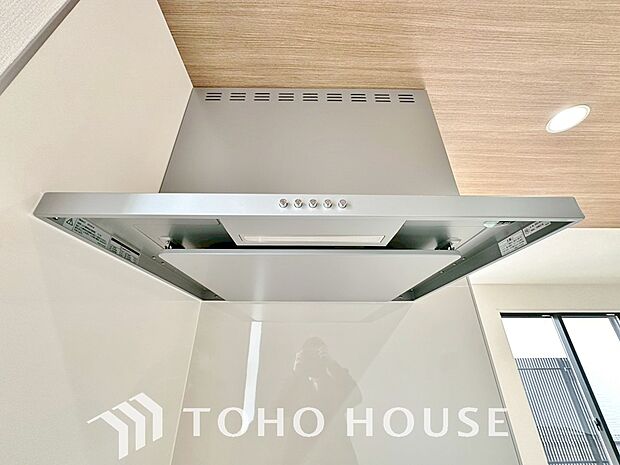 昨今主流のスリムタイプのレンジフード。スタイリッシュな見た目からインテリアとしても人気がある型です。