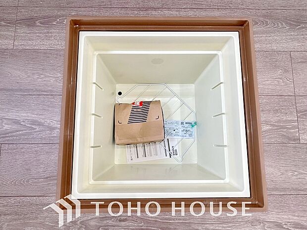 キッチン下部に設けた床下収納。缶詰のストックや非常食、梅酒や味噌などの保存食入れとして利用可です。