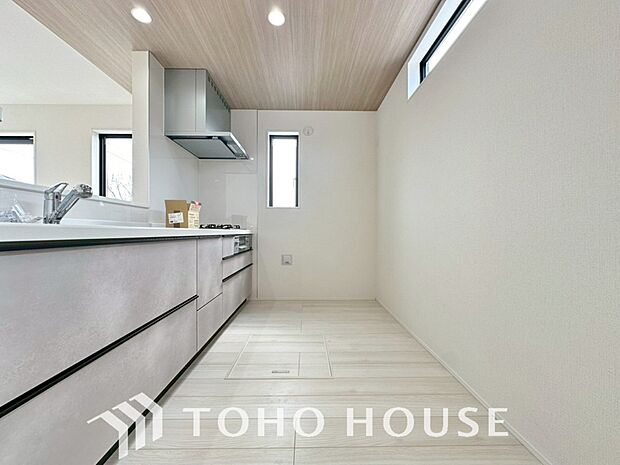 広々キッチンを採用。みんなで作った料理を召し上がりながらの会話は、どのような物になるのでしょうか。