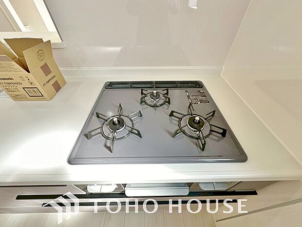 3口コンロは一度に複数のお料理を作ることができるメリットがあります。毎日のキッチンタイムを効率よく。