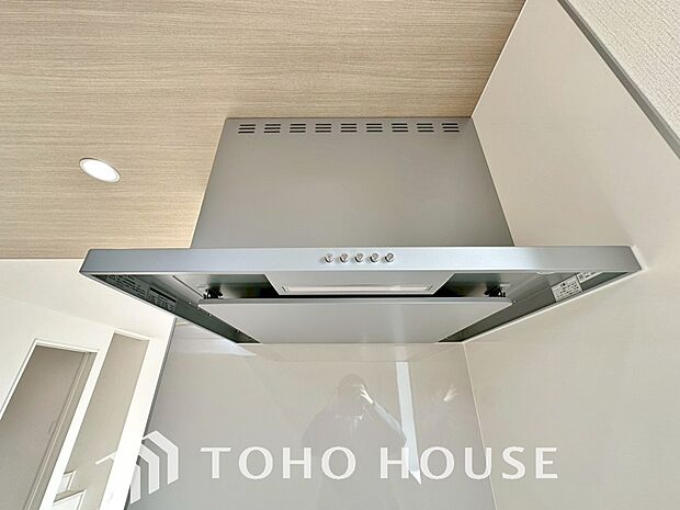 昨今主流のスリムタイプのレンジフード。スタイリッシュな見た目からインテリアとしても人気がある型です。
