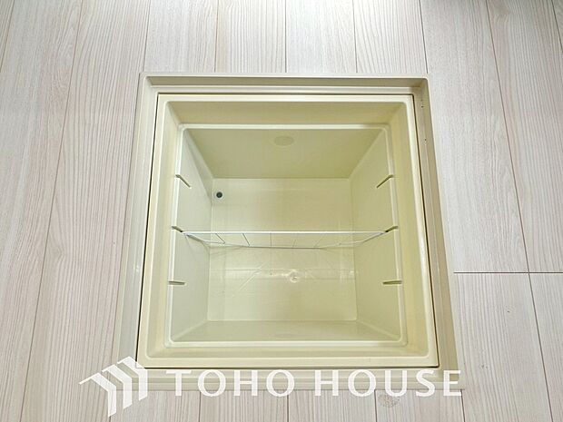 キッチン下部に設けた床下収納。缶詰のストックや非常食、梅酒や味噌などの保存食入れとして利用可です。