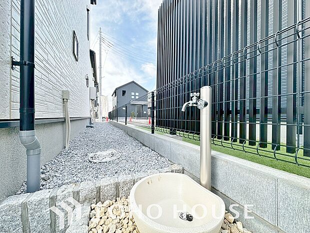 洗車の手入れや外回りのお掃除の際など、あると便利な外の立水栓がございます。