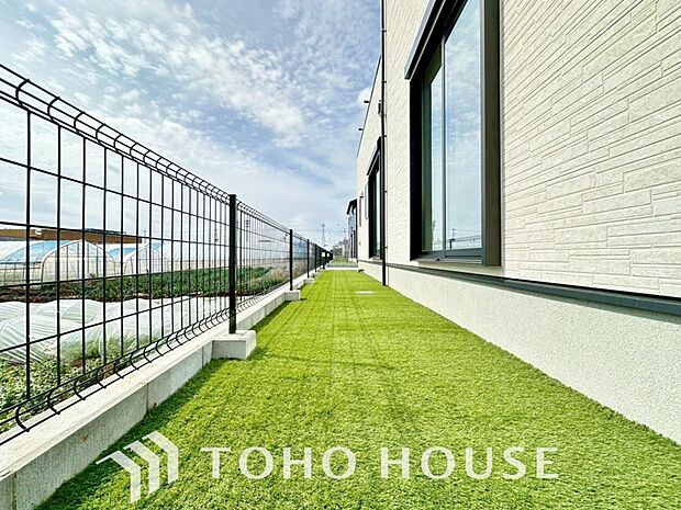 リビングの窓先に緑を感じる生活が贅沢に感じる世の中です。ガーデニングで癒しの空間を。