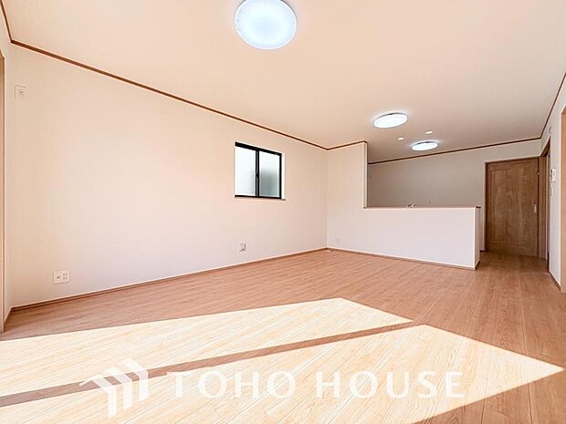 光が注がれる青い空から鮮やかに赤色にゆっくりと染まる。そんな優しい時間がここでは流れてゆく。