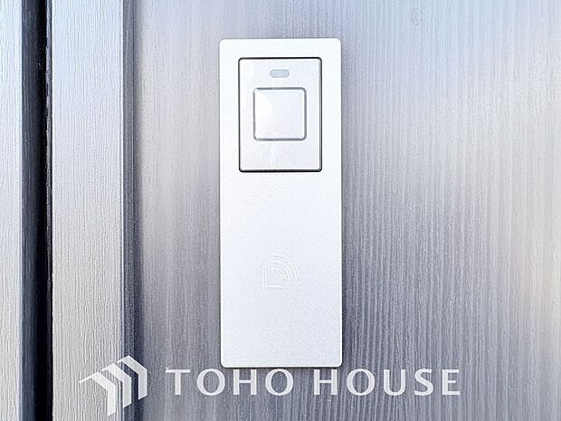 ICチップを用いたカードやボタンなどで玄関扉の鍵の施錠・解錠が出来る設備。