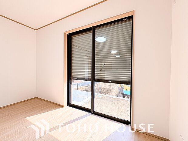 戸建にも防犯機能のシャッターを完備しております。寒い冬でも中から開閉がラクラクな所も便利です。