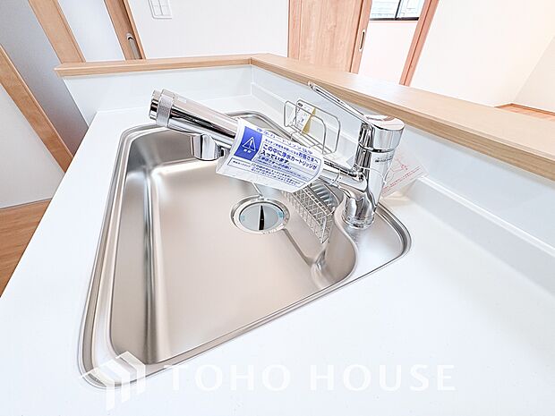 浄水器ボタンひとつで浄水と原水に切り替えられる浄水器一体型水洗を使用。